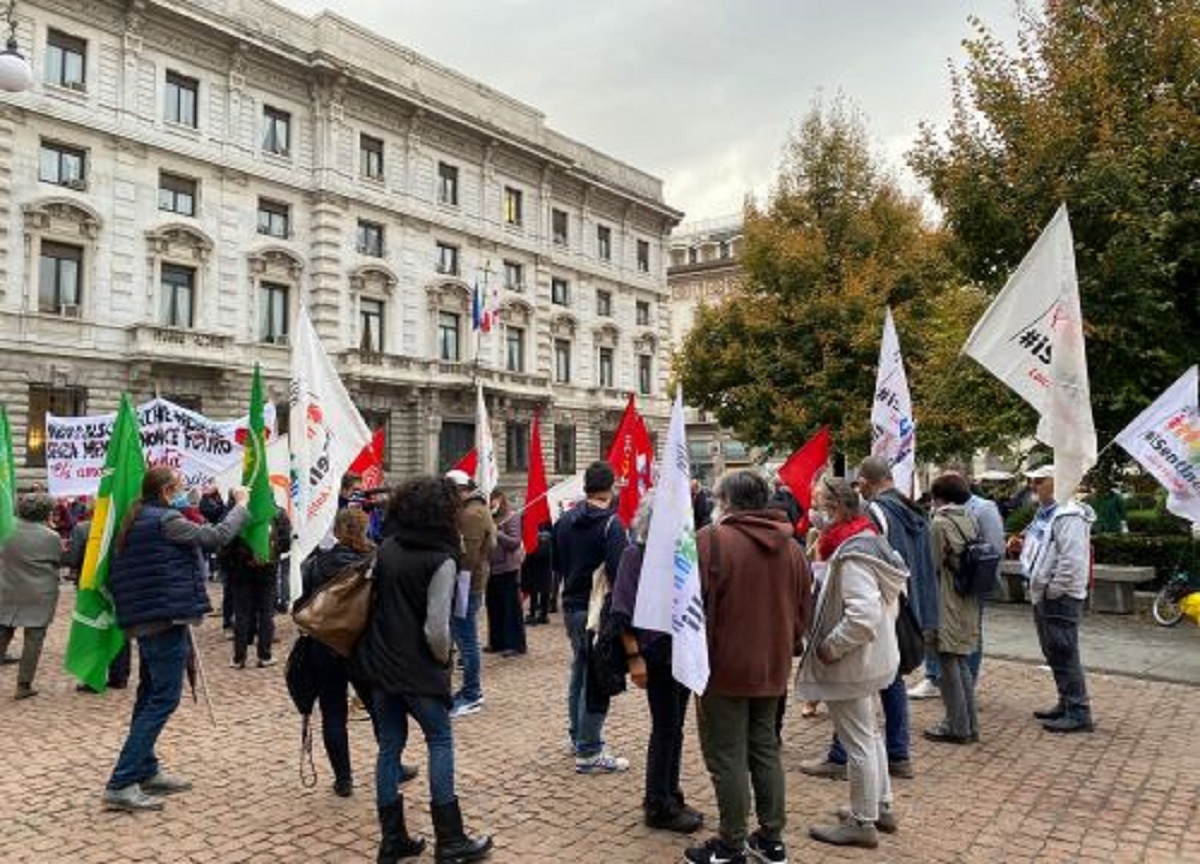 Lobby nera: presidio antifascista davanti a Palazzo Marino. FOTO