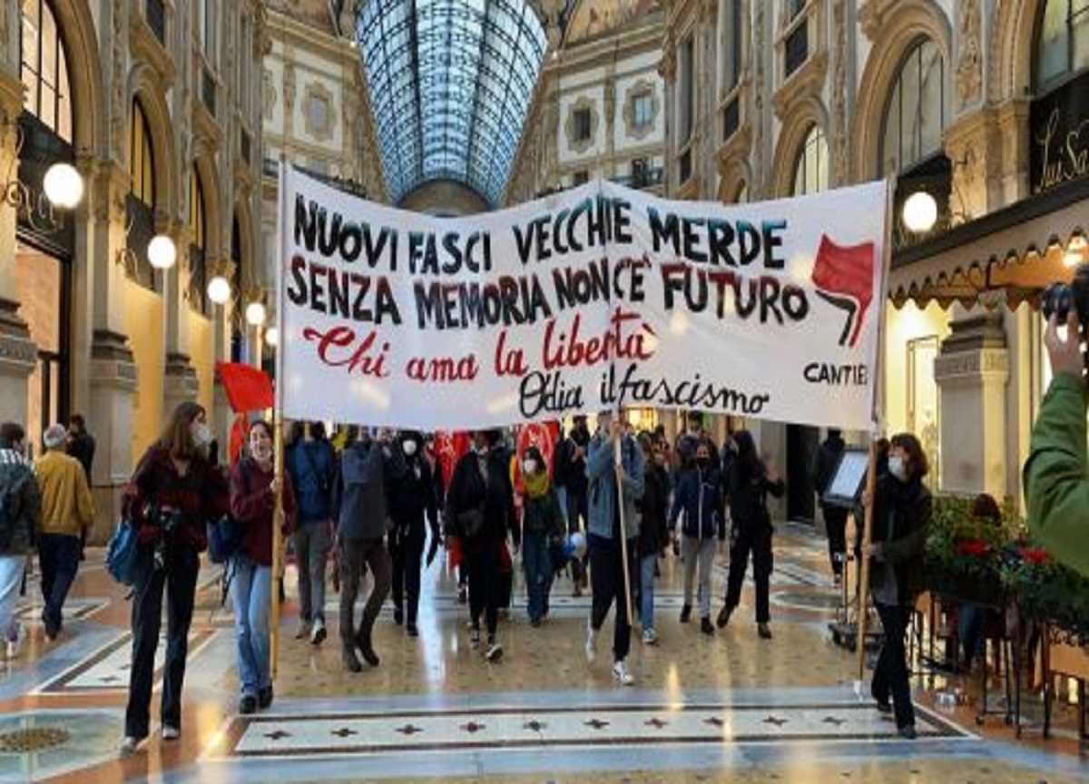 Lobby nera: presidio antifascista davanti a Palazzo Marino. FOTO