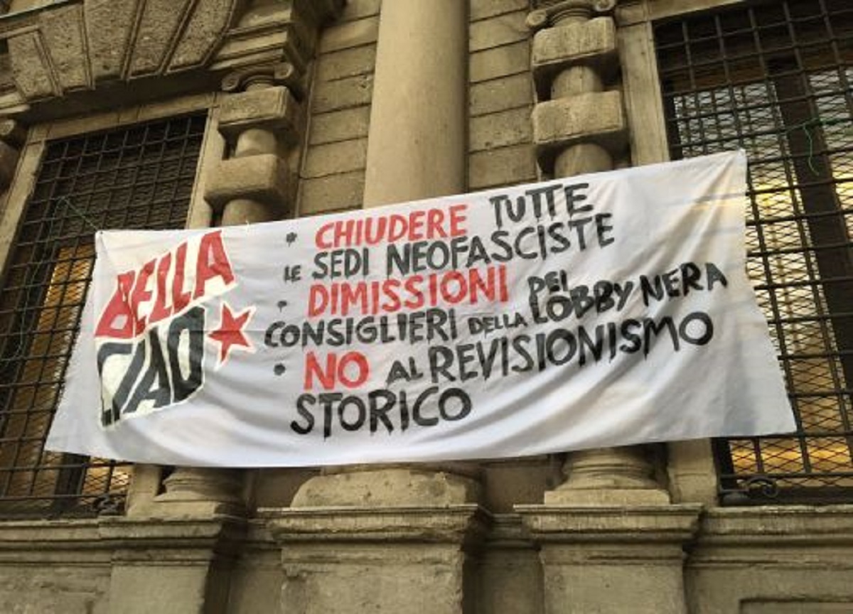 Lobby nera: presidio antifascista davanti a Palazzo Marino. FOTO