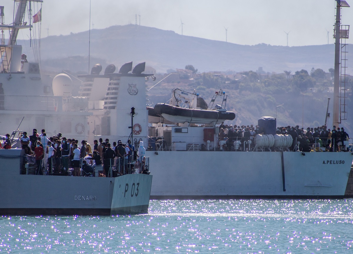 Migranti, Roccella la nuova Lampedusa. Record di sbarchi: molti afghani Migranti, Roccella la nuova Lampedusa. Record di sbarchi: molti afghani