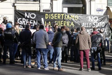 Green Pass, la protesta unisce gli estremi. Ex Br in piazza coi neonazisti
