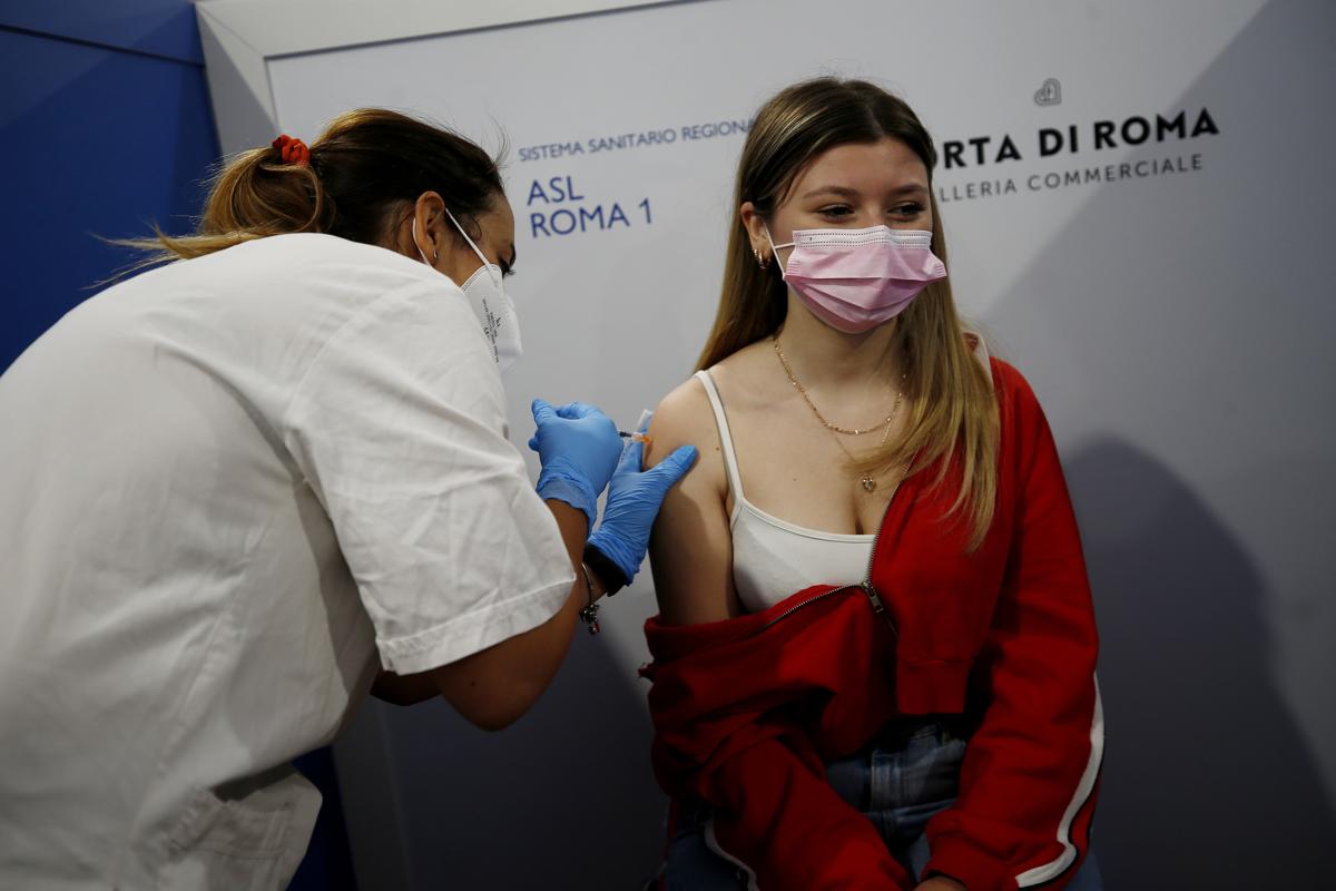 Vaccini, rischi AstraZeneca noti. Ma il Cts disse sì agli “open day” under 18 Vaccini, rischi AstraZeneca noti. Ma il Cts disse sì agli “open day” under 18
