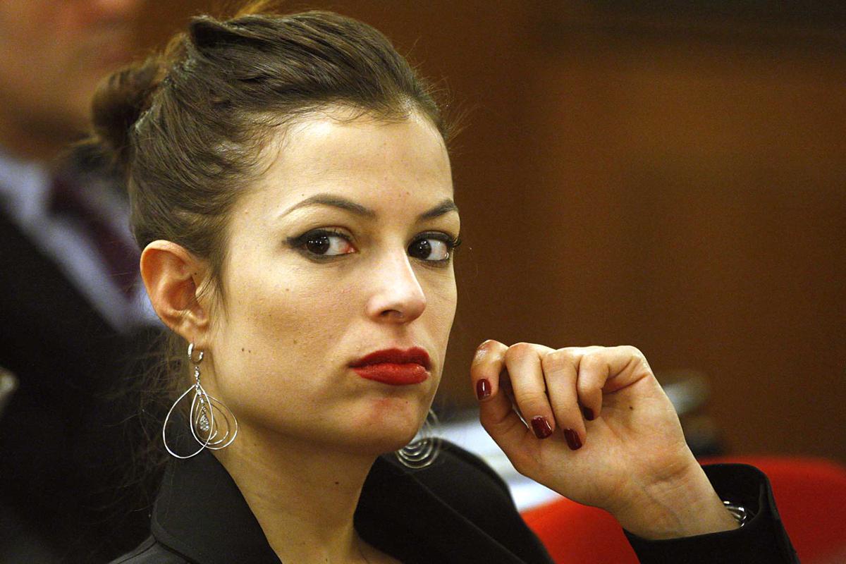 Sara Tommasi: “I retroscena della mia vita, dall’infanzia al matrimonio” Sara Tommasi: “I retroscena della mia vita, dall’infanzia al matrimonio”