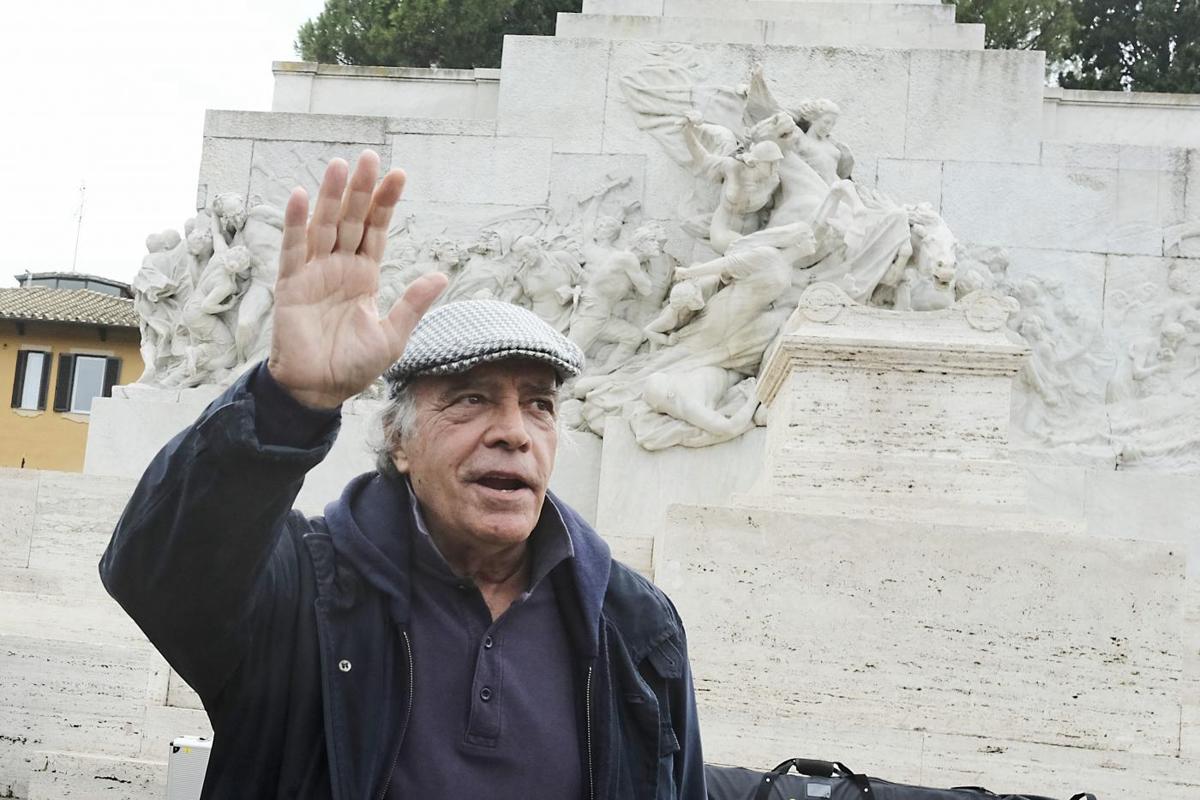 Enrico Montesano tra arte e politica: da “Febbre da Cavallo” alla lotta No Vax