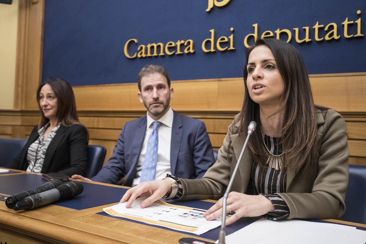 M5s, siluro Di Battista ai suoi ex compagni. Il tour organizzato da Rousseau M5s, siluro Di Battista ai suoi ex compagni. Il tour organizzato da Rousseau