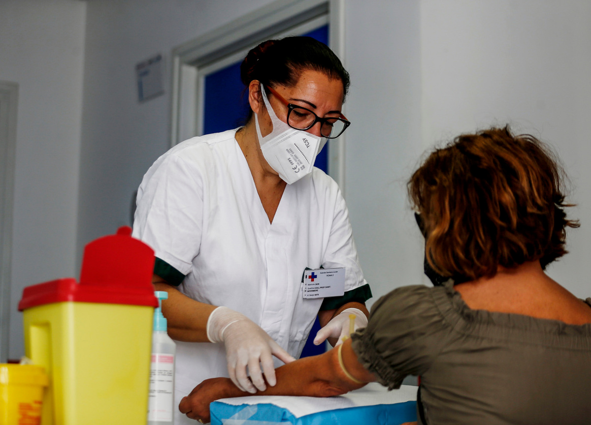 Vaccini, psicosi terza dose. Test sierologici per rimandare il più possibile