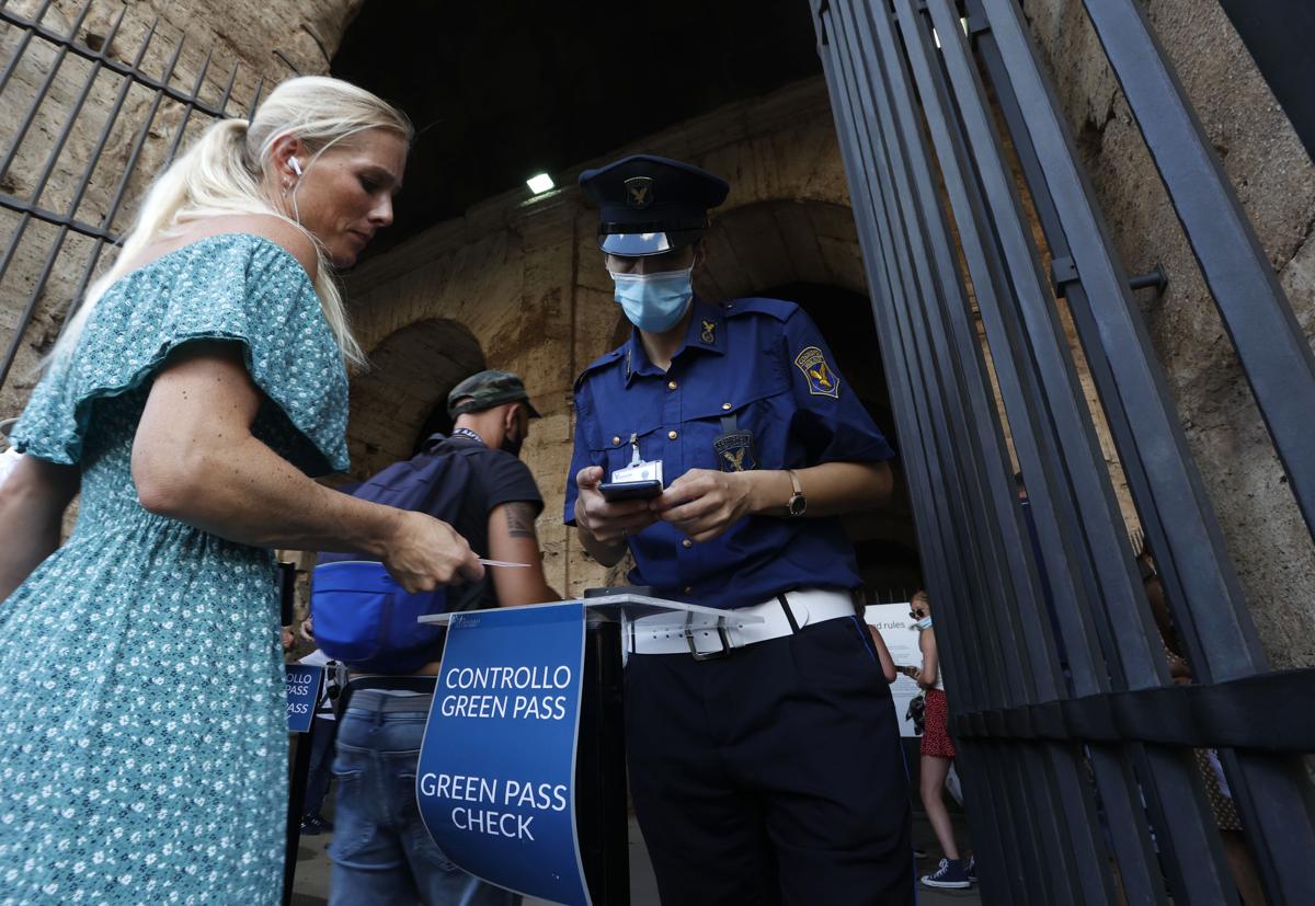 Green Pass, rubate chiavi per creare qr code: disastro, ora verranno annullati