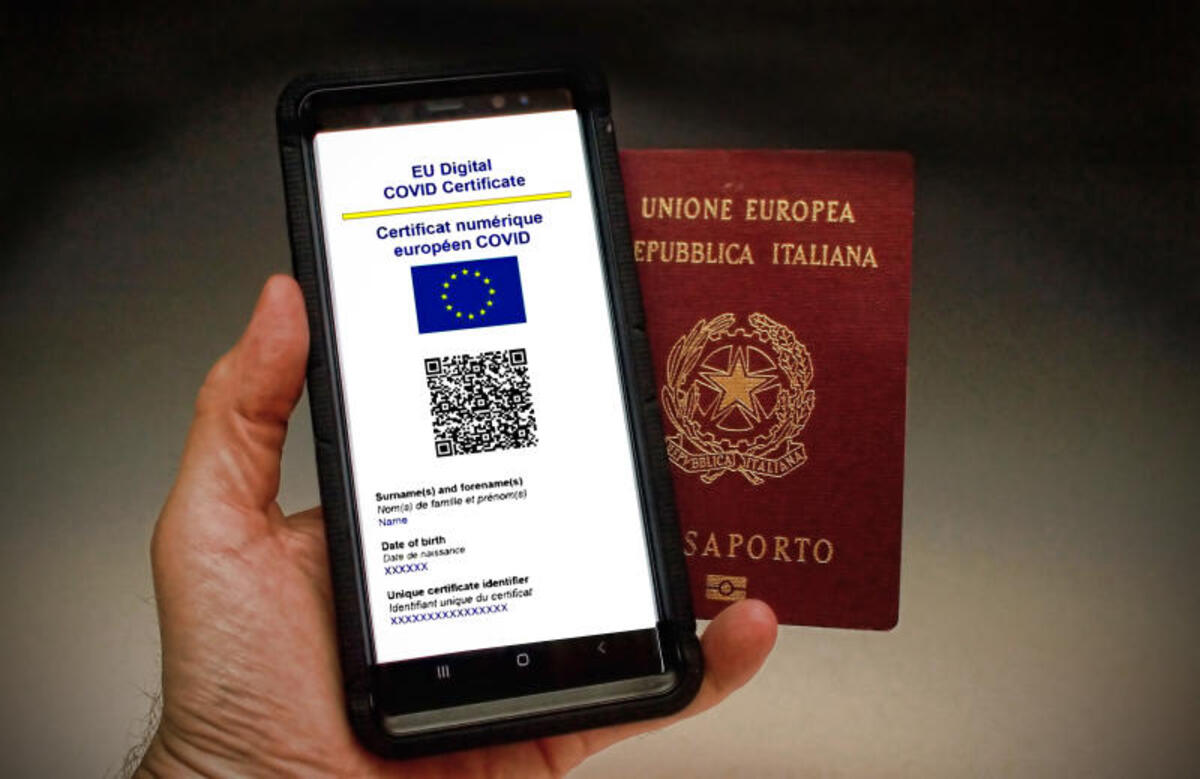 Green Pass, rubate chiavi per creare qr code: disastro, ora verranno annullati
