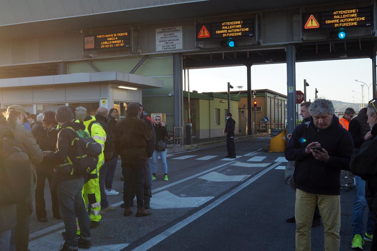 Green Pass, i portuali non mollano: corteo di protesta a Trieste. VIDEO Green Pass, i portuali non mollano: corteo di protesta a Trieste. VIDEO