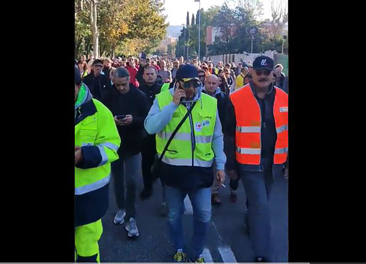 Green Pass, i portuali non mollano: corteo di protesta a Trieste. VIDEO Green Pass, i portuali non mollano: corteo di protesta a Trieste. VIDEO