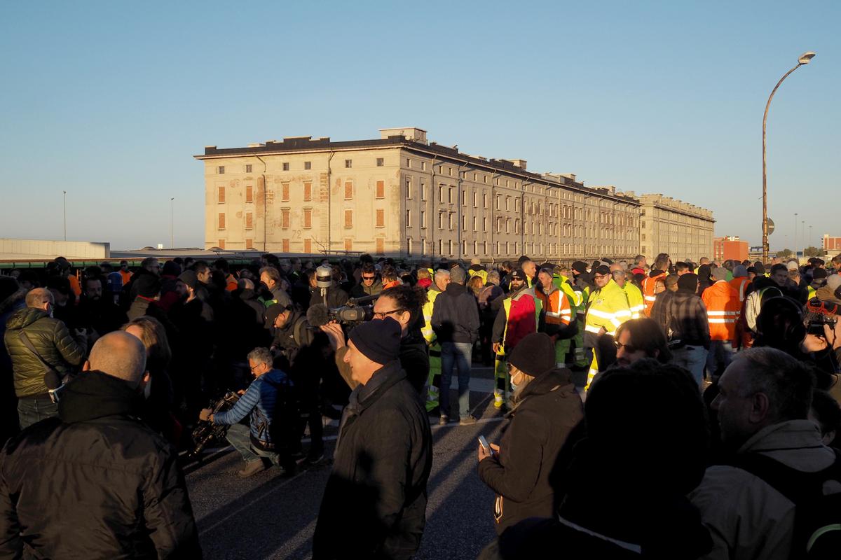 Green Pass, i portuali non mollano: corteo di protesta a Trieste. VIDEO Green Pass, i portuali non mollano: corteo di protesta a Trieste. VIDEO