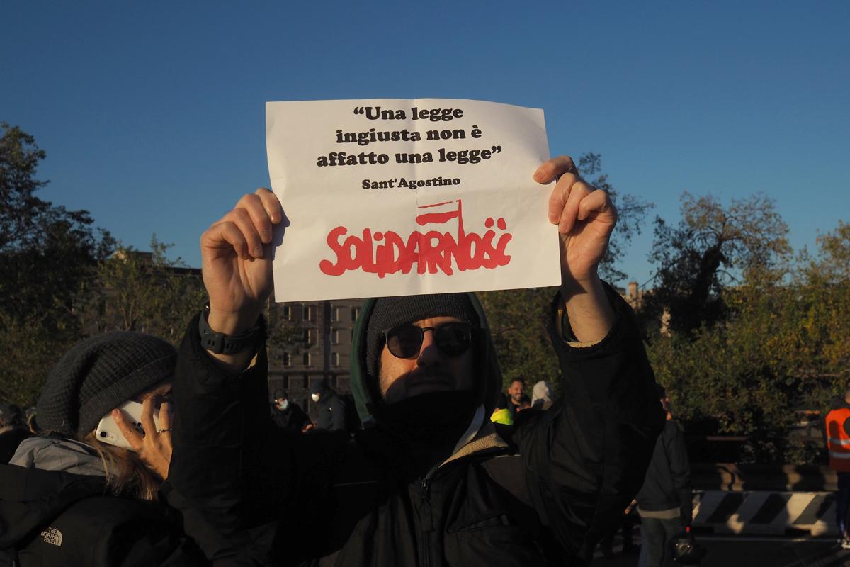 Green Pass, i portuali non mollano: corteo di protesta a Trieste. VIDEO Green Pass, i portuali non mollano: corteo di protesta a Trieste. VIDEO
