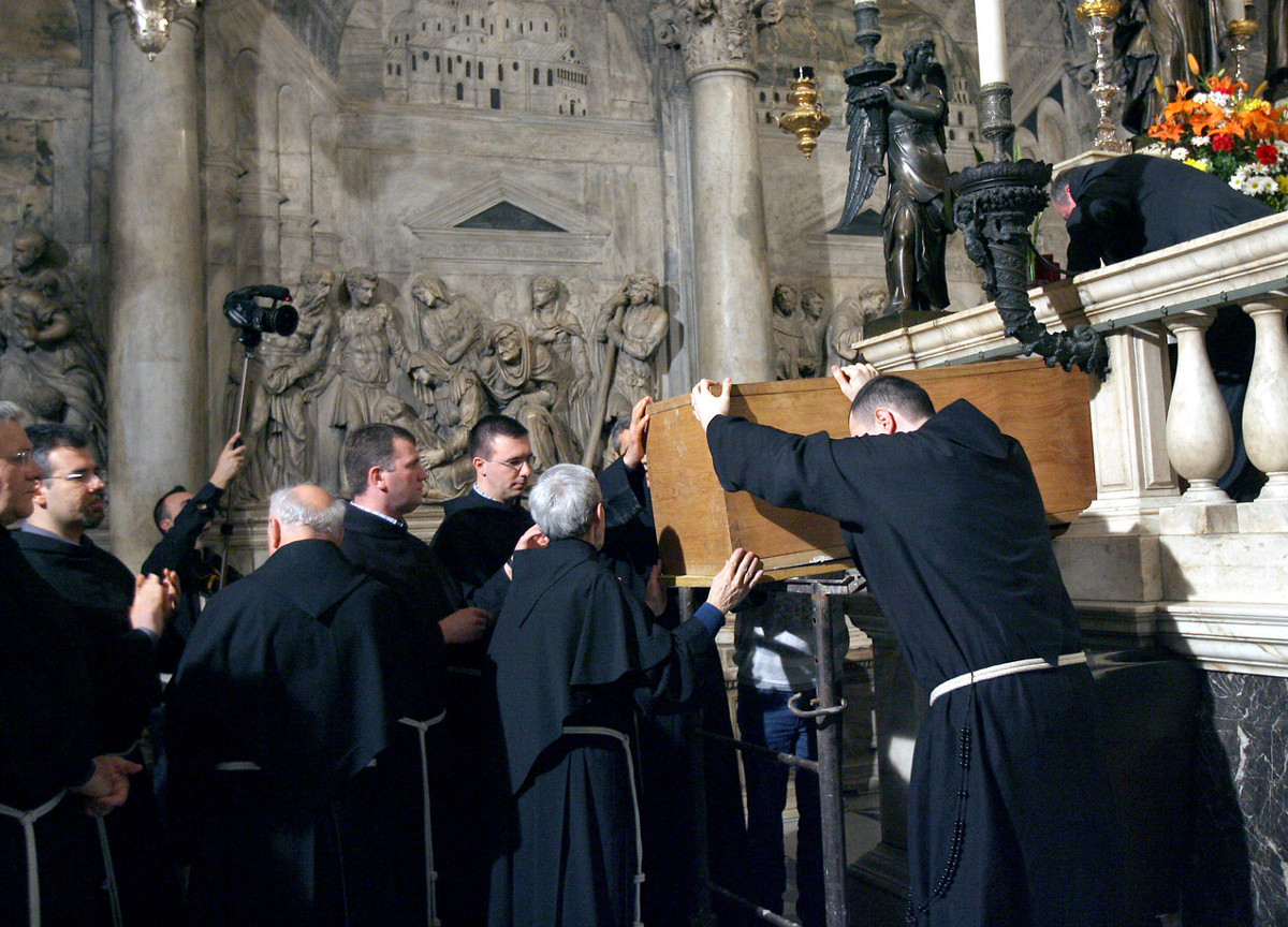 Bolsonaro non gradito a Padova. Frati di Sant’Antonio e sindaco si dileguano Bolsonaro non gradito a Padova. Frati di Sant’Antonio e sindaco si dileguano