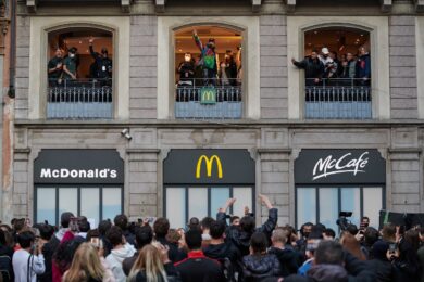 Ghali al McDonald’s di Piazza Duomo: secret concert per il nuovo Big Mac