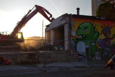Leoncavallo su demolizioni in zona: 30 anni di graffiti cancellati dalla ruspa