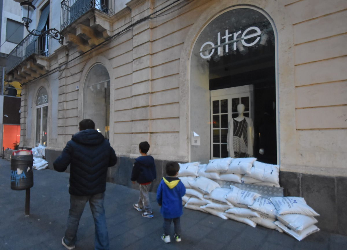Catania, terrore per l’uragano. Market assaltati e sacchi di sabbia ovunque Catania, terrore per l’uragano. Market assaltati e sacchi di sabbia ovunque