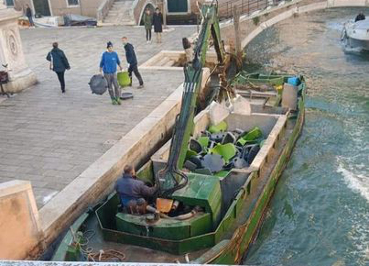 Venezia, i banchi a rotelle finiscono in discarica. Ogni pezzo costato 219 € Venezia, i banchi a rotelle finiscono in discarica. Ogni pezzo costato 219 €