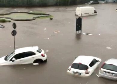 Catania, terrore per l’uragano. Market assaltati e sacchi di sabbia ovunque