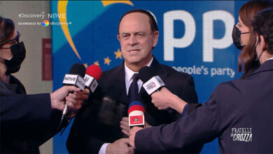 Fratelli di Crozza: Berlusconi chiama i 54 elettori mancanti: “eh non posso comprare 54 bilocali! se ne accorgono!!”