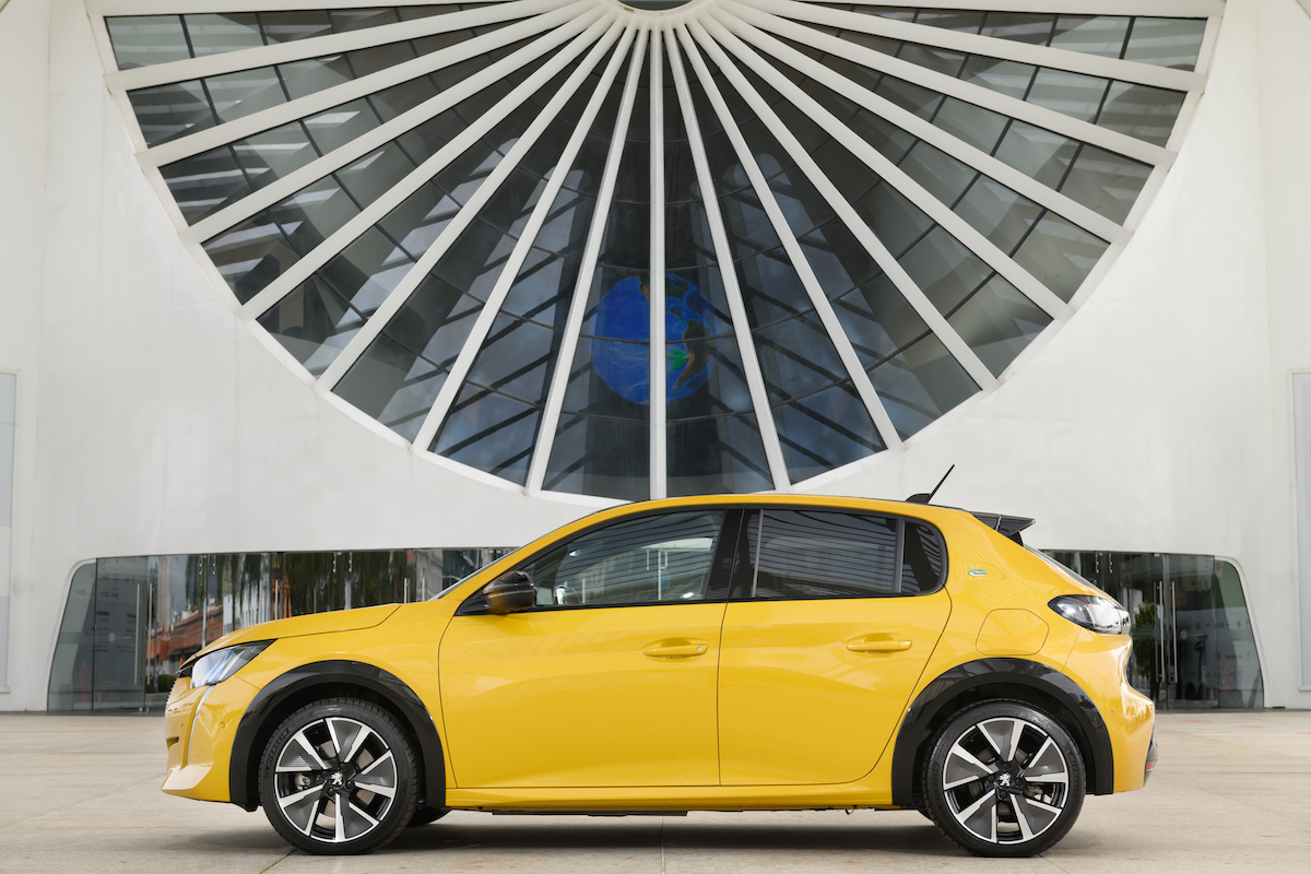 Sbarca in Brasile la Peugeot e-208 GT 100% elettrica