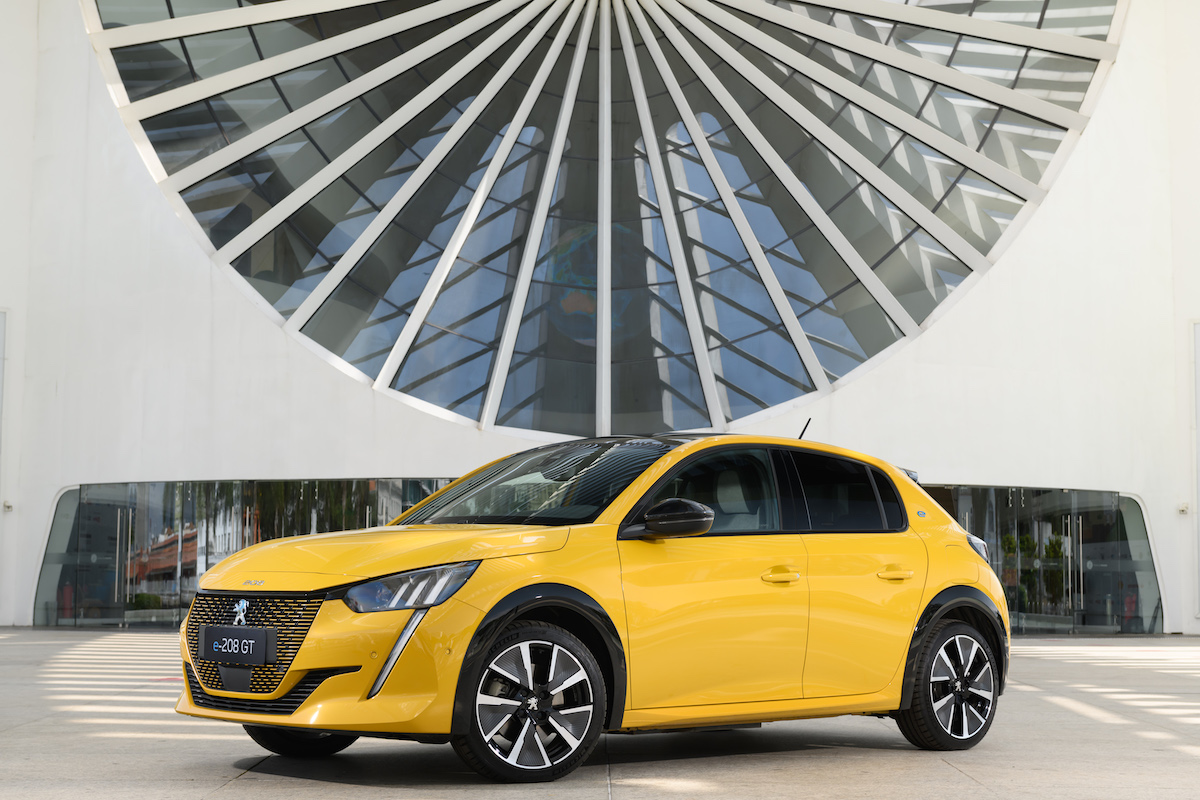 Sbarca in Brasile la Peugeot e-208 GT 100% elettrica