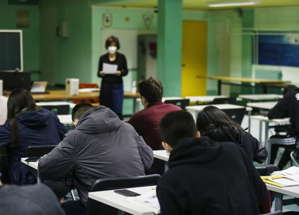 Scuola, le regole cambiano ancora. Tutti in quarantena dopo il terzo positivo Scuola, le regole cambiano ancora. Tutti in quarantena dopo il terzo positivo
