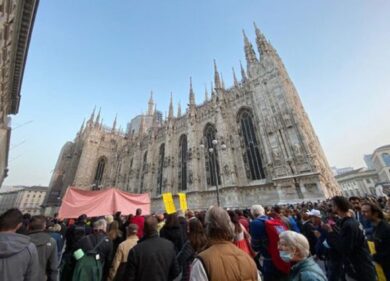 Confcommercio contro cortei no green pass a Milano: disagio per i negozianti