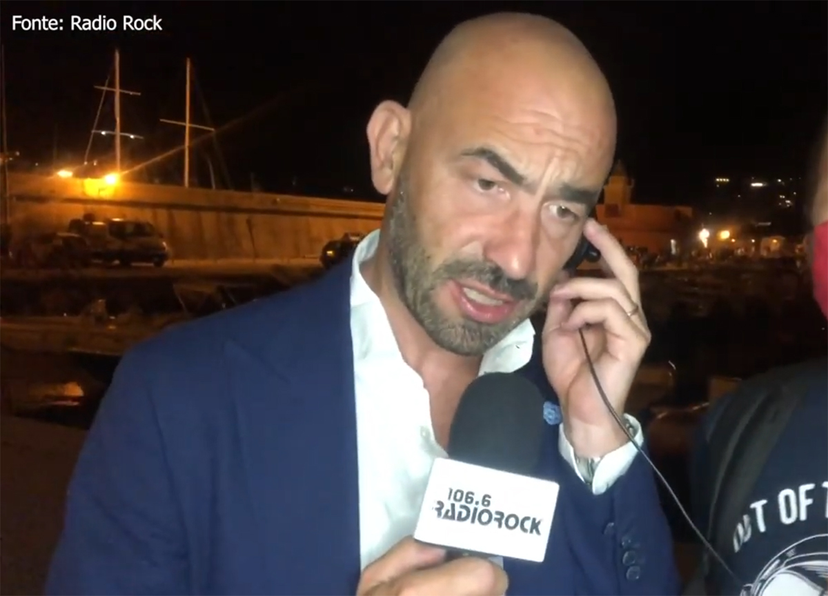 Virus, Bassetti: “L’Italia è un tamponificio. Vietiamo i ristoranti ai no vax” Virus, Bassetti: “L’Italia è un tamponificio. Vietiamo i ristoranti ai no vax”