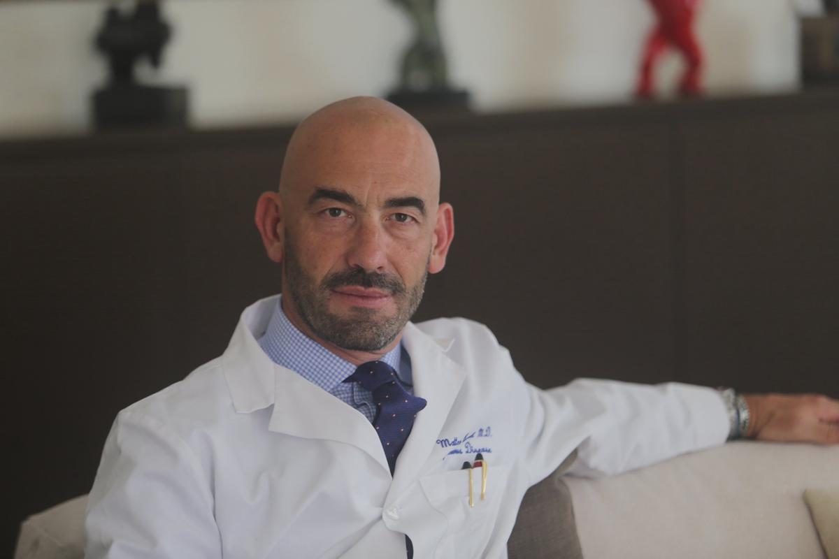 Virus, Bassetti: “L’Italia è un tamponificio. Vietiamo i ristoranti ai no vax” Virus, Bassetti: “L’Italia è un tamponificio. Vietiamo i ristoranti ai no vax”