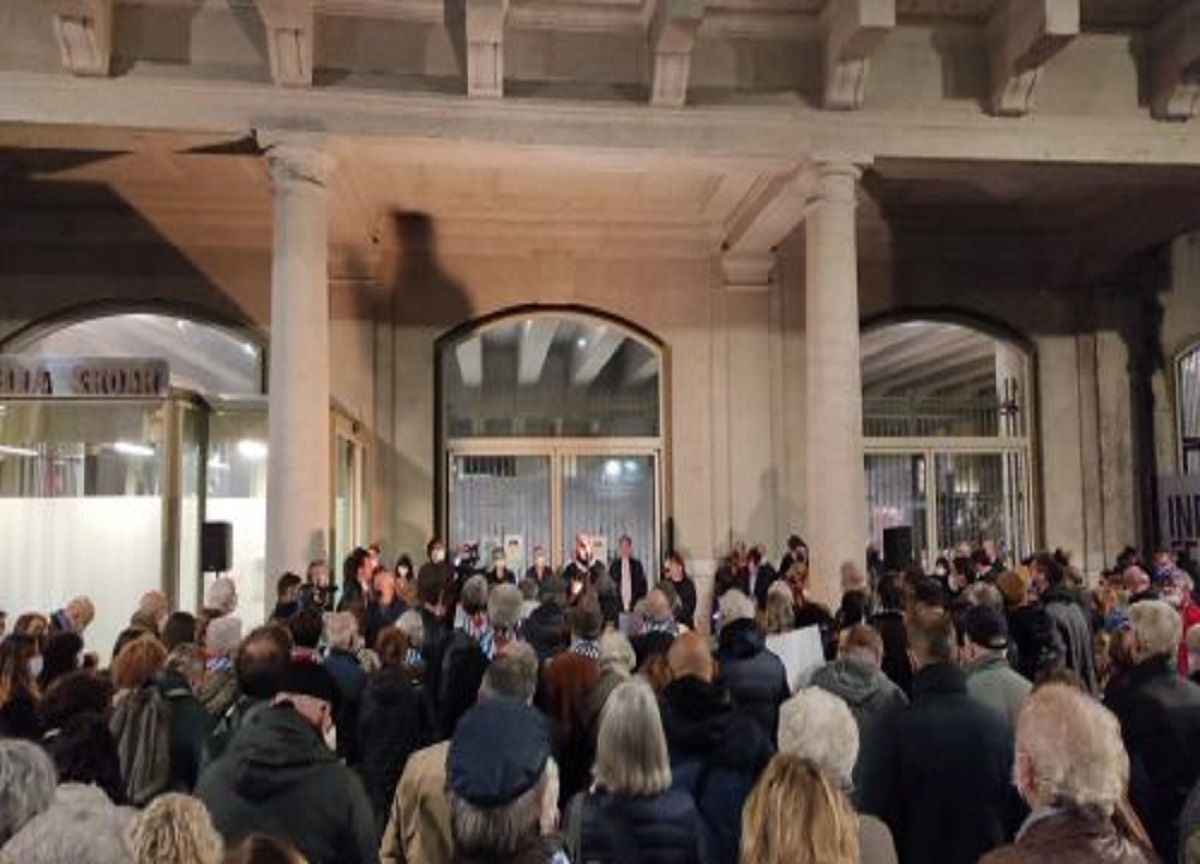 No Green pass come deportati, contromanifestazione a Milano No Green pass come deportati, contromanifestazione a Milano