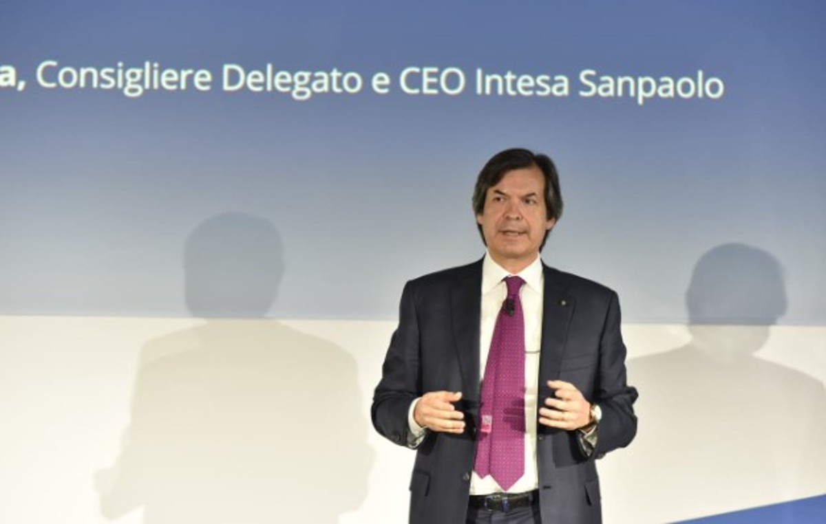 Intesa, l’annuncio di Messina: “Per il 2022 atteso utile minimo di 5 miliardi” Intesa, l’annuncio di Messina: “Per il 2022 atteso utile minimo di 5 miliardi”