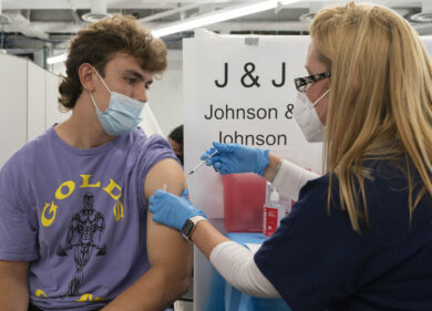 Vaccini, arriva il sì dell’Aifa: approvata la seconda dose per Johnson&Johnson