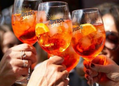 Bere uno Spritz costerà di più: Campari annuncia rincari