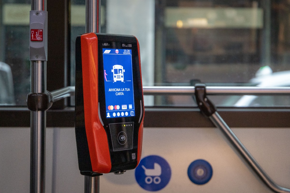 Milano: dopo la metro, ora si paga contactless anche su tram, bus e filobus Milano: dopo la metro, ora si paga contactless anche su tram, bus e filobus