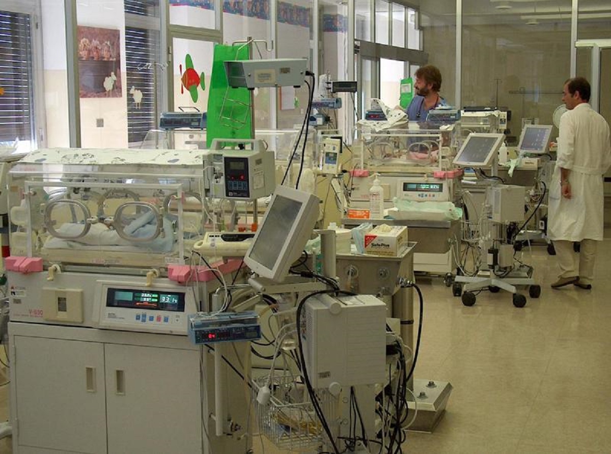 Neonata positiva abbandonata, affidata a una coppia. Ma la madre la rivuole Neonata positiva abbandonata, affidata a una coppia. Ma la madre la rivuole