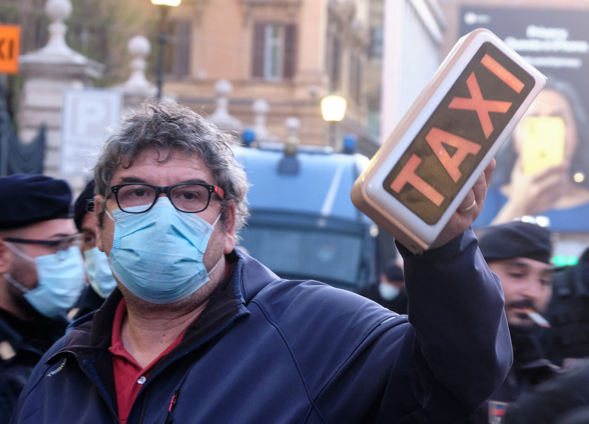 Governo, Ddl Concorrenza: Draghi apre ad Uber e altre app. Tassisti furiosi Governo, Ddl Concorrenza: Draghi apre ad Uber e altre app. Tassisti furiosi