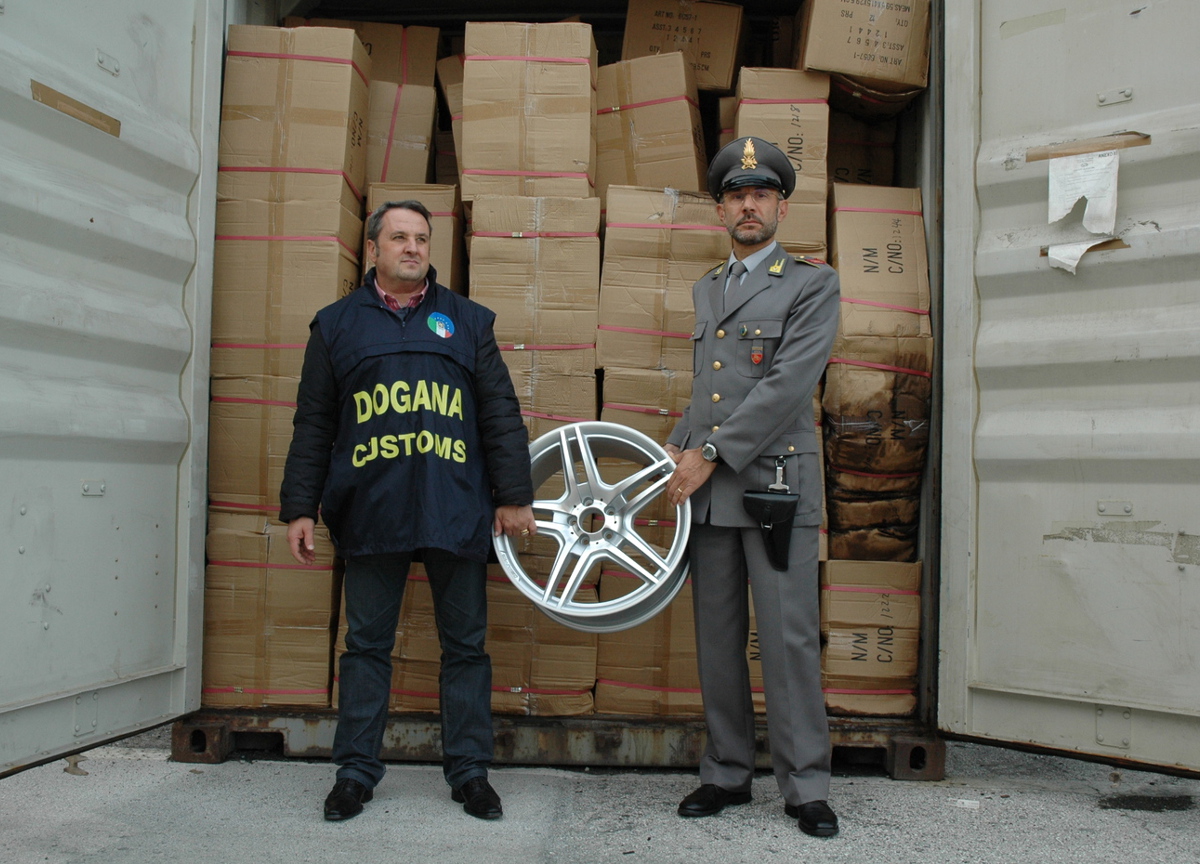 Contraffazione: 13 mln di sequestri. Dalle false Ferrari alla carne di iena Contraffazione: 13 mln di sequestri. Dalle false Ferrari alla carne di iena