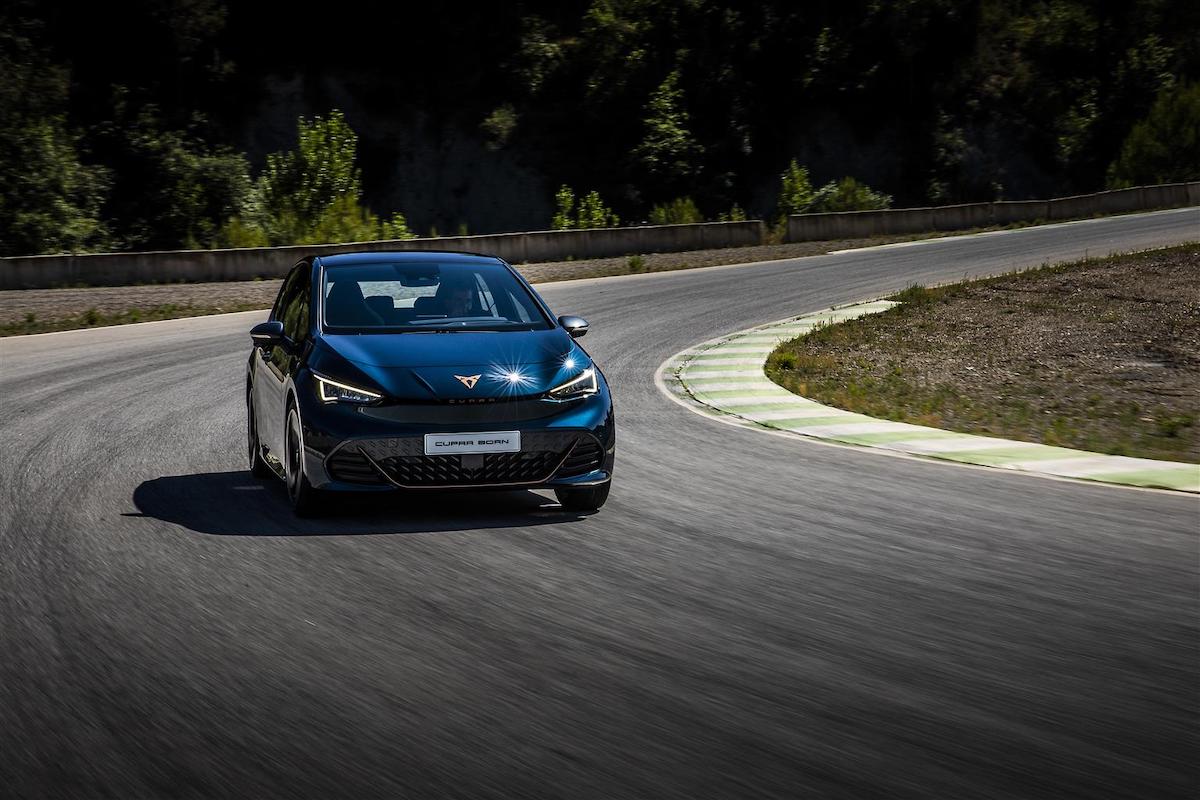 I Piloti del Cupra Racing portano lo spirito della gare sulla Born I Piloti del Cupra Racing portano lo spirito della gare sulla Born