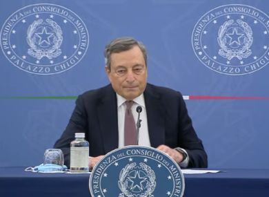 Governo, Ddl Concorrenza: Draghi apre ad Uber e altre app. Tassisti furiosi