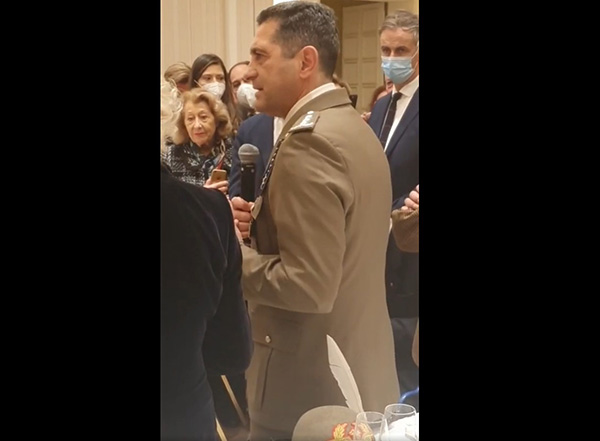 Milano, entusiasmo per il generale Figliuolo: “Ti vogliamo al Quirinale” Milano, entusiasmo per il generale Figliuolo: “Ti vogliamo al Quirinale”