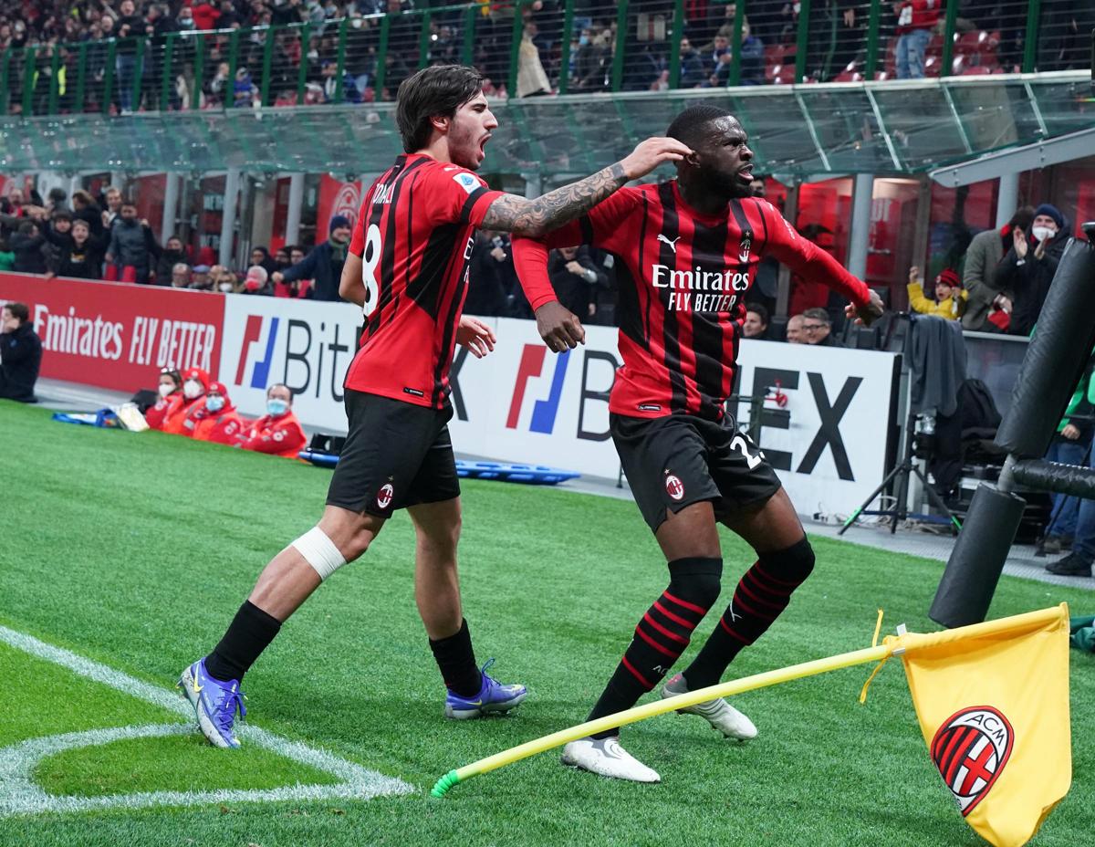 Calhanoglu illude l’Inter, il Milan pareggia il derby e aggancia il Napoli