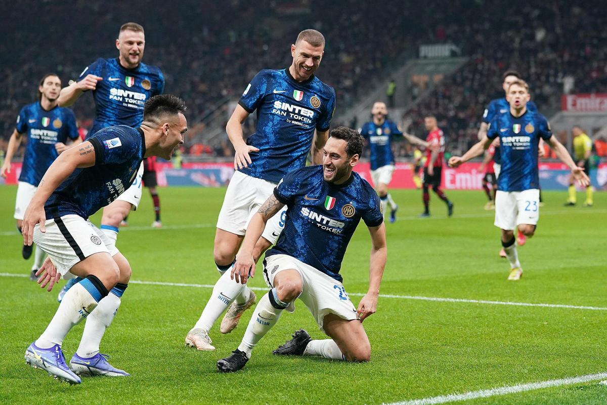 Calhanoglu illude l’Inter, il Milan pareggia il derby e aggancia il Napoli
