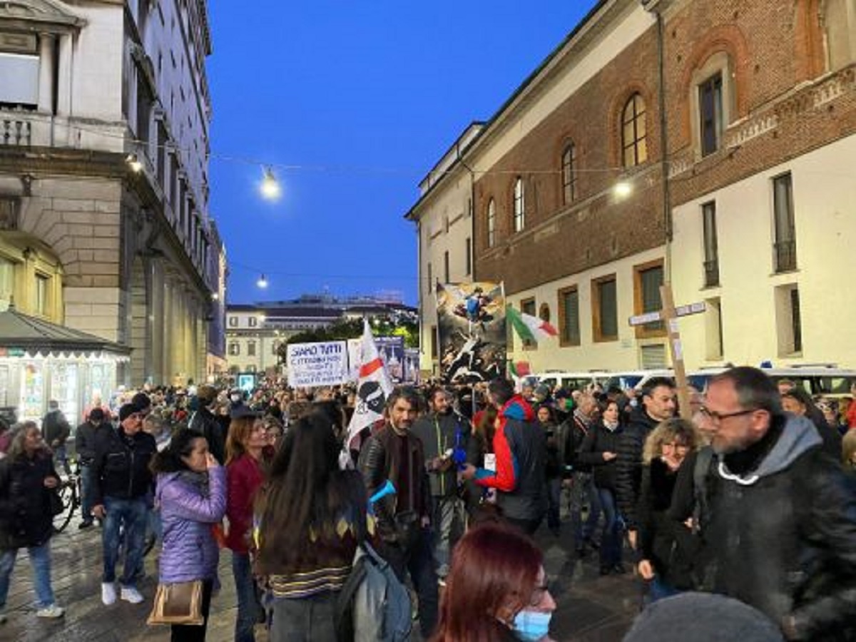 Corteo No Green pass a Milano: 115 identificati, dieci denunce. FOTO Corteo No Green pass a Milano: 115 identificati, dieci denunce. FOTO
