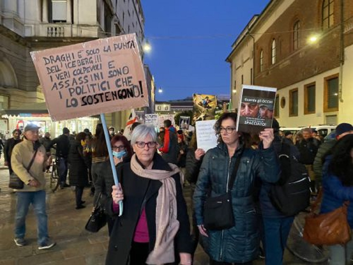 Corteo No Green pass a Milano: 115 identificati, dieci denunce. FOTO Corteo No Green pass a Milano: 115 identificati, dieci denunce. FOTO