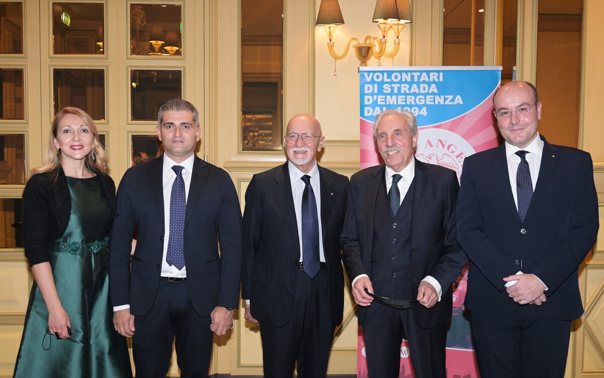 Il Generale Figliuolo a Milano incontra l’Associazione Amici della Lirica Il Generale Figliuolo a Milano incontra l’Associazione Amici della Lirica