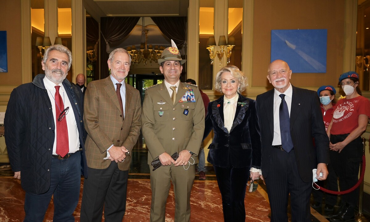 Il Generale Figliuolo a Milano incontra l’Associazione Amici della Lirica Il Generale Figliuolo a Milano incontra l’Associazione Amici della Lirica