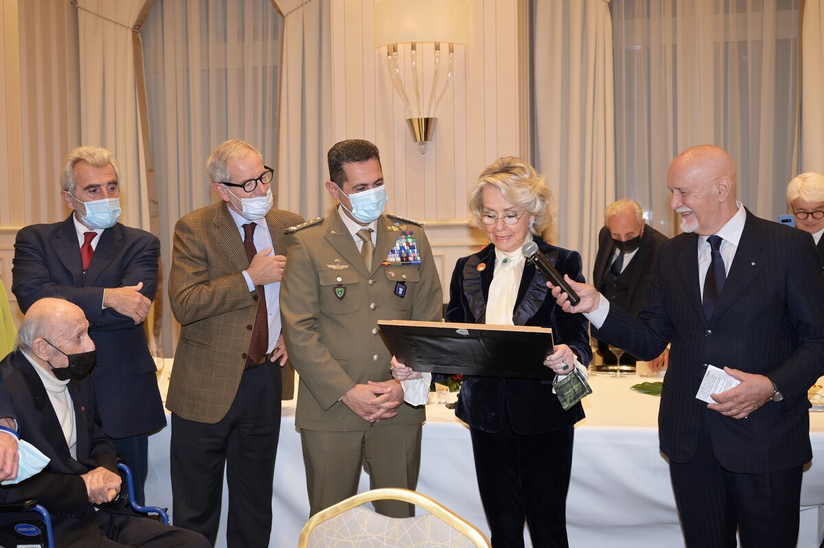 Il Generale Figliuolo a Milano incontra l’Associazione Amici della Lirica Il Generale Figliuolo a Milano incontra l’Associazione Amici della Lirica