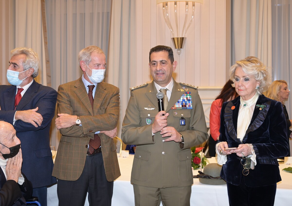 Il Generale Figliuolo a Milano incontra l’Associazione Amici della Lirica Il Generale Figliuolo a Milano incontra l’Associazione Amici della Lirica