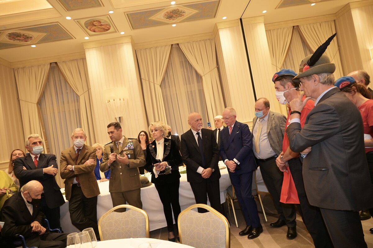 Il Generale Figliuolo a Milano incontra l’Associazione Amici della Lirica Il Generale Figliuolo a Milano incontra l’Associazione Amici della Lirica