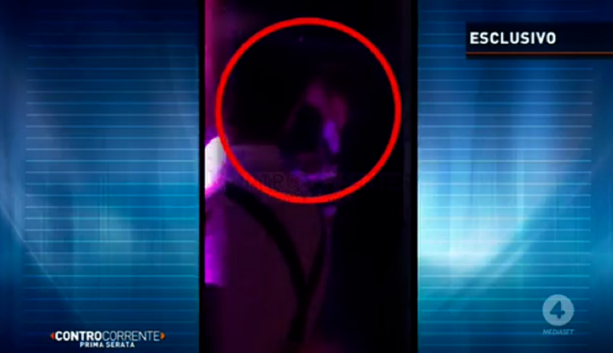 Grillo jr, la prova del bacio in discoteca con Silvia. Spunta il VIDEO Grillo jr, la prova del bacio in discoteca con Silvia. Spunta il VIDEO